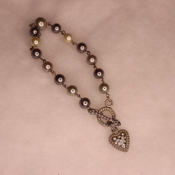 Jewelry - Greay Pearl style bead heart chart bracelet with open latch with metal chain